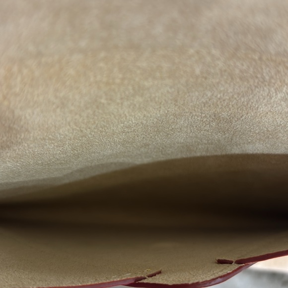 LOUIS VUITTON VIC Gift Envelope Clutch bag Leather
New - Picture 5 of 6